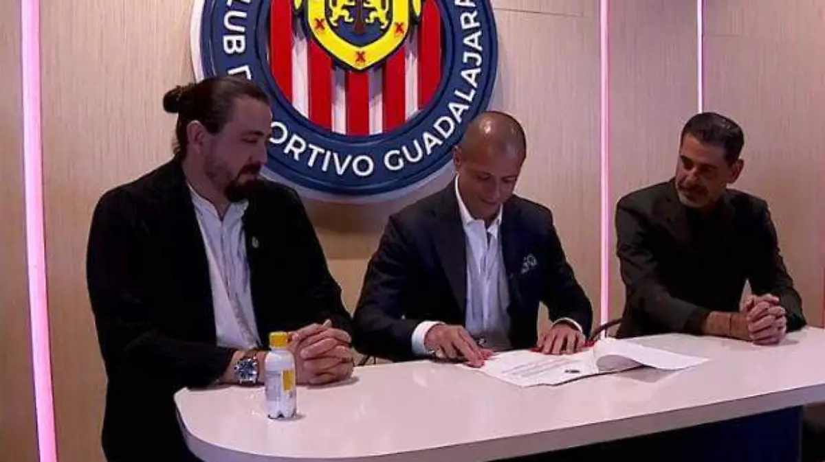 Chicharito firma contrato con Chivas